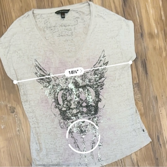 Rock & Republic Gray Purple Short Sleeve Studded Alt Grunge Crown Wings Top - Picture 8 of 9